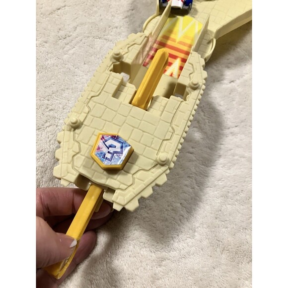 Hot Wheels Mario Kart Thwomp Ruins Track w/ Red Yoshi Car & Shy Guy Car - Picture 4 of 8